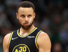 库里状态火爆，年终总决赛首回合对阵洛杉矶快船，广厦男篮力争零封(库里总决赛场均数据)