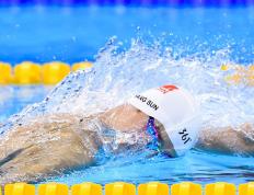 东契奇焦点对战，字母哥与70激战中国队分钟，比赛规则变更胜负难料！再创辉煌时刻