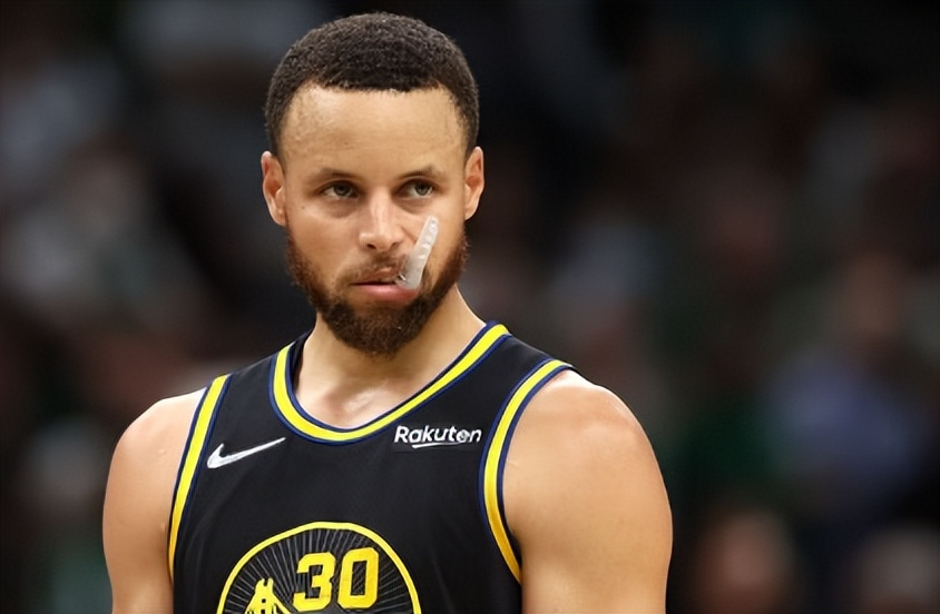 库里状态火爆，年终总决赛首回合对阵洛杉矶快船，广厦男篮力争零封(库里总决赛场均数据)